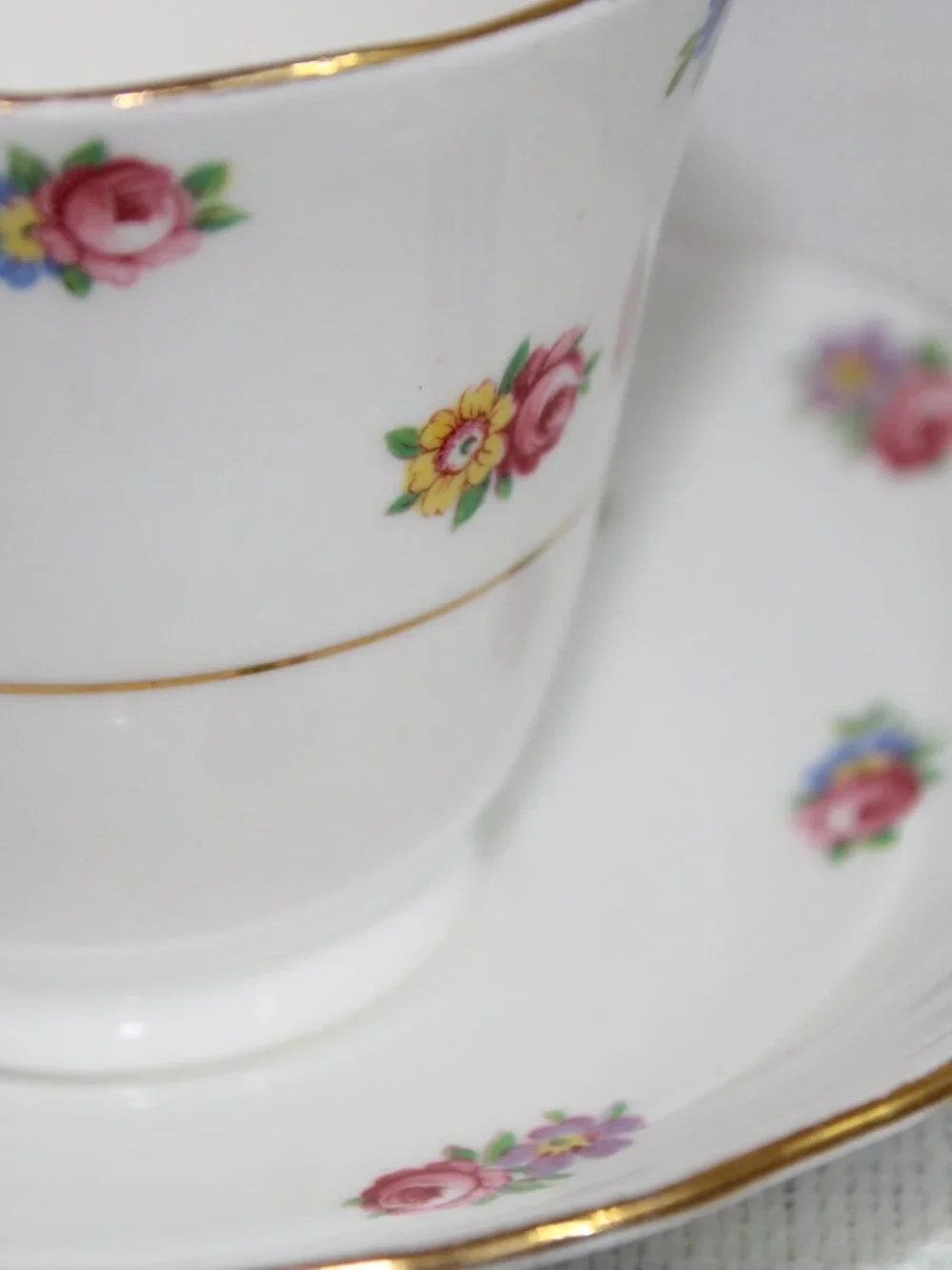 Vintage/40's Colclough Bone China 'Petite Flowers' Teacup & Saucer w/ Gold Rims